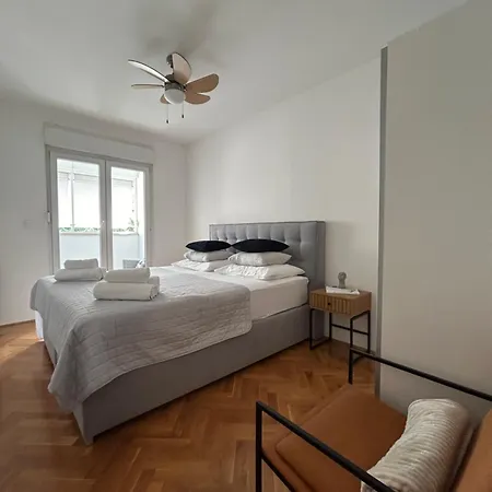 Laura Apartament *